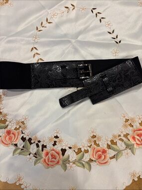 RUDSAK Black Floral-Embossed Elastic Waist Belt with Buckle